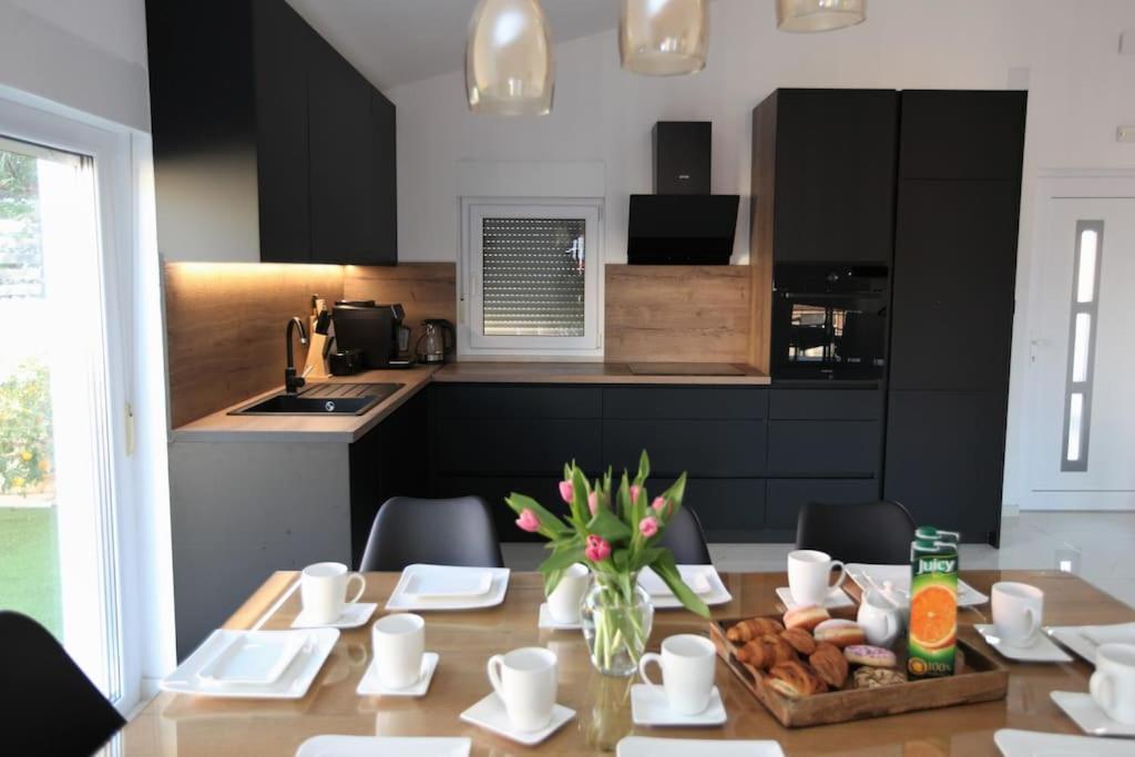Luxury Villa Lana Apt, Seaview Terrace, Large Outdoor Space, Bbq Trogir Bagian luar foto