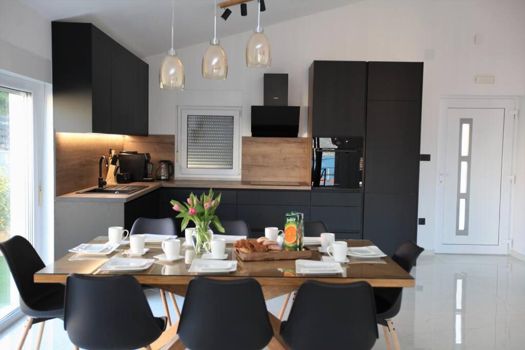 Luxury Villa Lana Apt, Seaview Terrace, Large Outdoor Space, Bbq Trogir Bagian luar foto