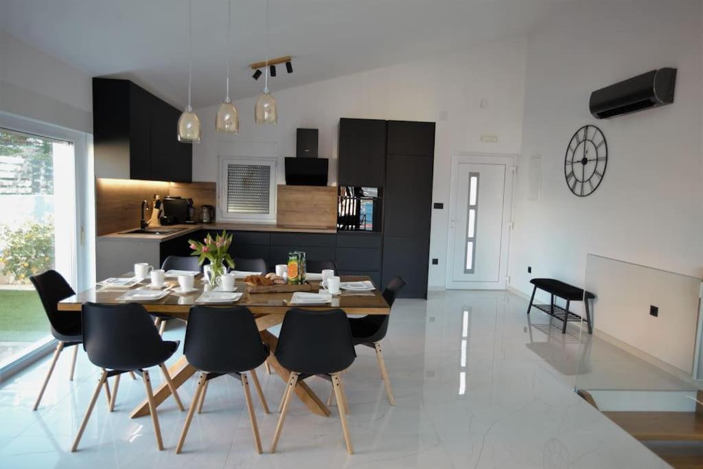 Luxury Villa Lana Apt, Seaview Terrace, Large Outdoor Space, Bbq Trogir Bagian luar foto
